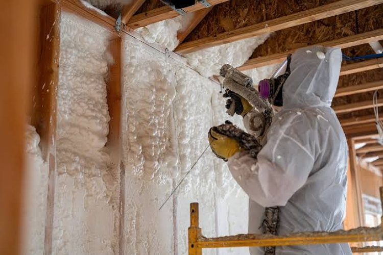 Comparing Blown In and Spray Foam Insulation for Modern Homes